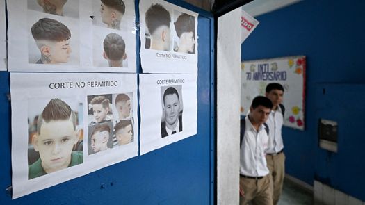 Cabello corto, zapatos lustrados: estudiantes de El Salvador se someten a ministra militar