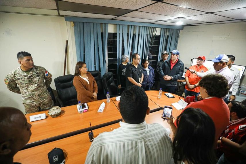 El vicepresidente José Gabriel Carrizo se trasladó a la comunidad de Tonosí para inspeccionar el estado de las familias.