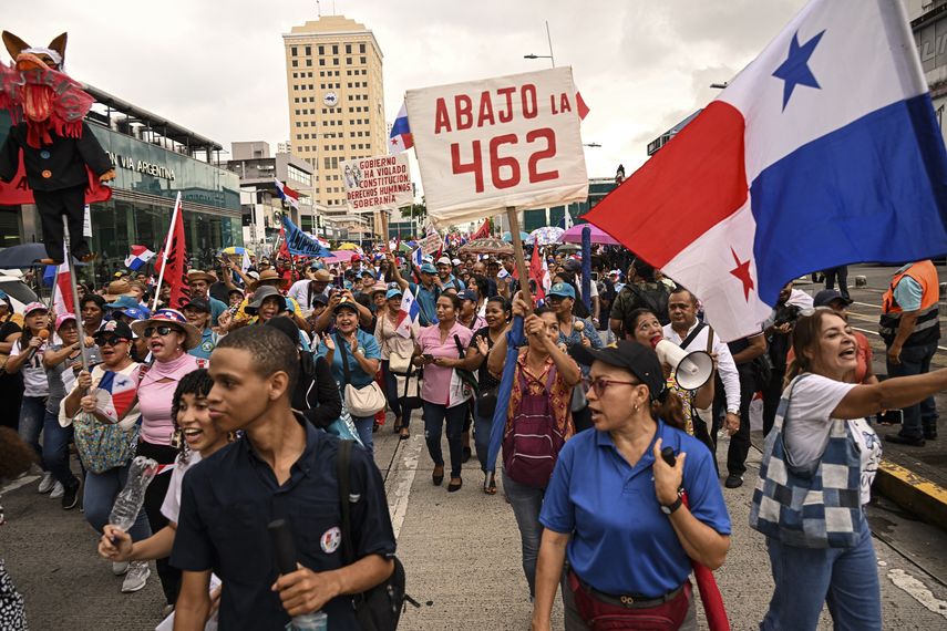 Los docentes en paro se les ha pasado a una lista de "licencia sin sueldo". Los docentes en paro se les ha pasado a una lista de "licencia sin sueldo".