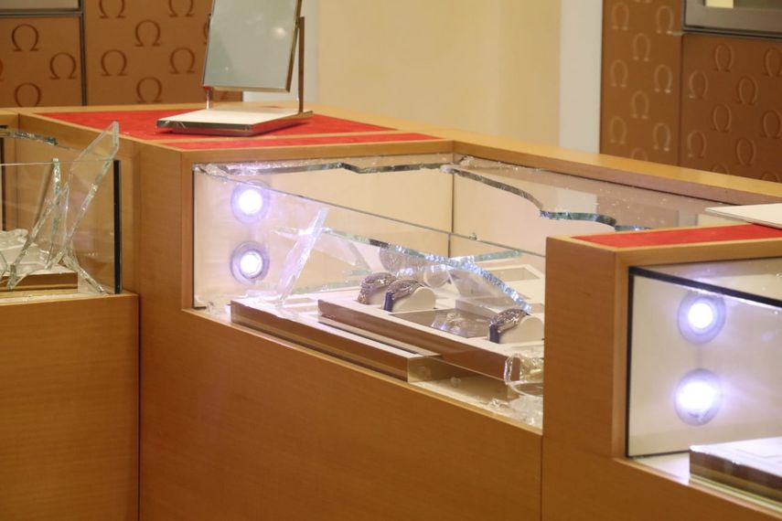 Unidades de la Policía Nacional en conjunto con el Ministerio Público le dan seguimiento a un vehículo plenamente identificado en el robo a una joyería ubicada en el centro comercial de Multiplaza, la noche de este sábado, 19 de noviembre del presente año.