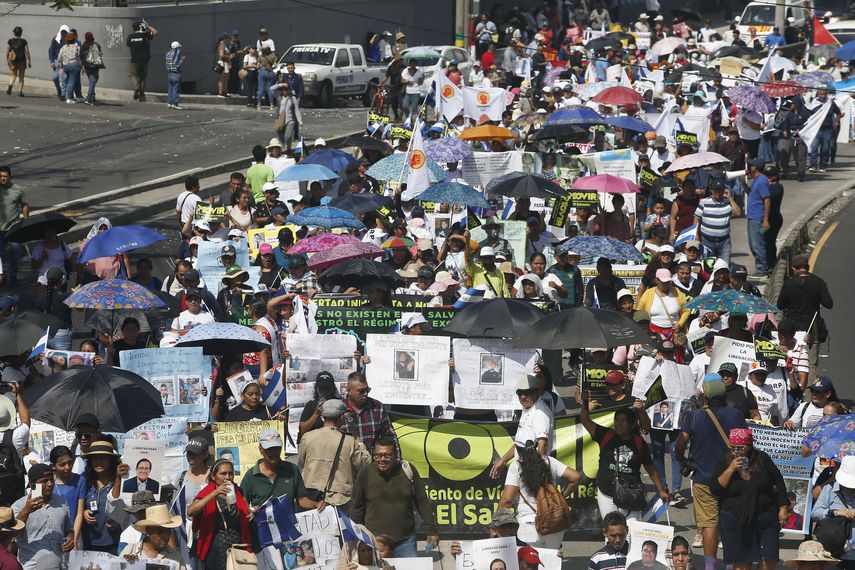 Centenares de salvadoreños protestan contra Gobierno de Nayib Bukele