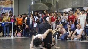 Pasajeros se conectan con la emoción de la danza moderna en el Metro de Panamá