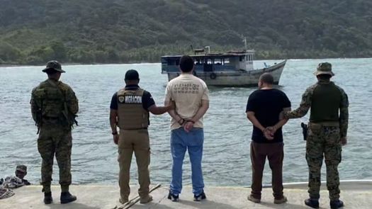 El Servicio Nacional de Migración (SNM) ejecutó la inadmisión de dos ciudadanos de nacionalidad colombiana durante operativos de control migratorio en Puerto Obaldía, tras verificaciones que confirmaron la existencia de impedimentos vigentes y antecedentes penales de gravedad.
