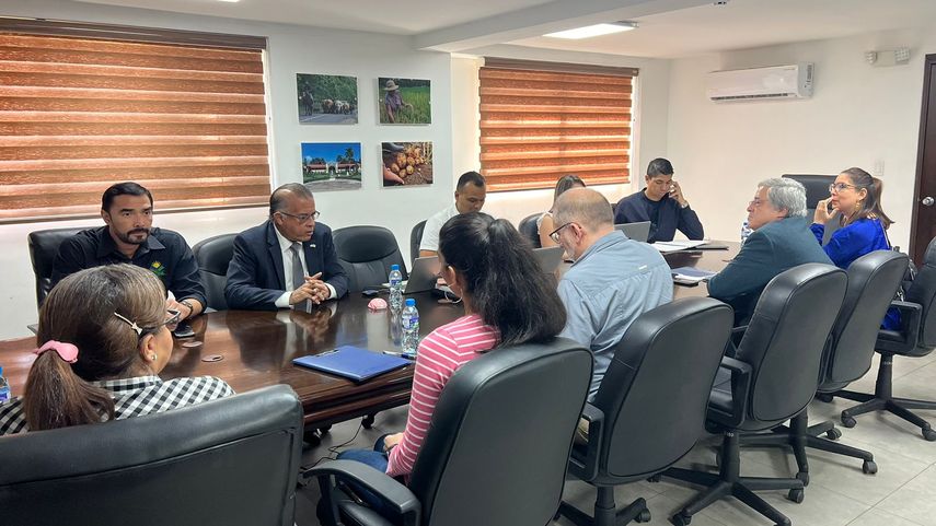 La reunión fue liderada por el ministro del MIDA, Augusto Valderrama, acompañado de su equipo de trabajo y Julio Calderón, Tamara Hernández y Arquímedes Pérez, de la FAO. La reunión fue liderada por el ministro del MIDA, Augusto Valderrama, acompañado de su equipo de trabajo y Julio Calderón, Tamara Hernández y Arquímedes Pérez, de la FAO.