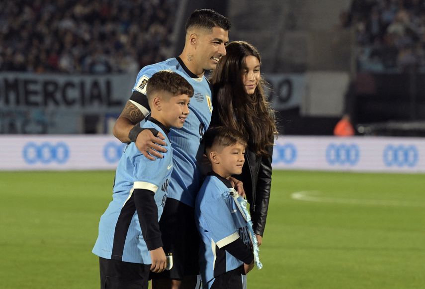 ¡Gracias por tanto!: una marea humana despide a Luis Súarez en el Centenario