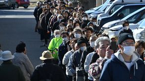 Largas filas para conseguir agua y comida tras el devastador terremoto en Japón