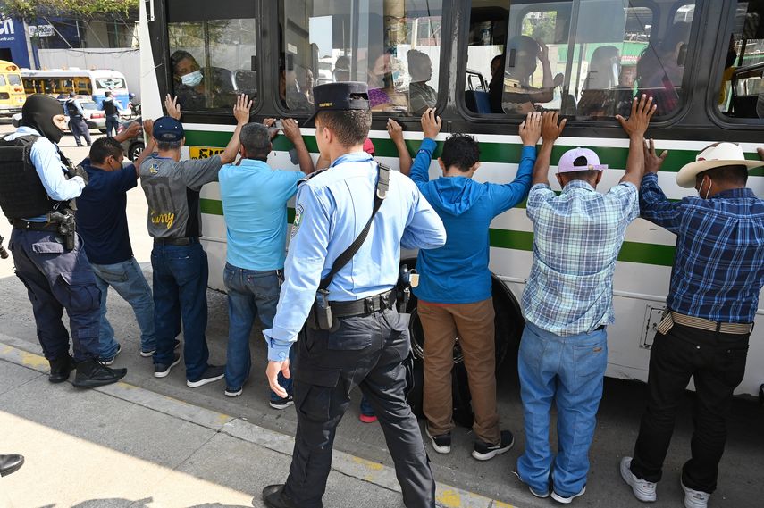 Grupos de derechos humanos y la Iglesia Católica han criticado los métodos de Bukele para combatir a las pandillas, pero su cruzada cuenta con el apoyo de nueve de cada diez salvadoreños, según encuestas.