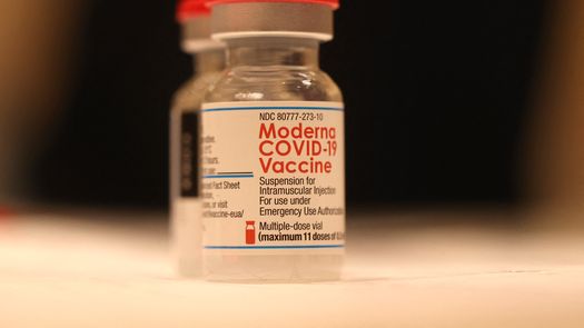 Reino Unido aprueba vacuna de Moderna contra la variante ómicron