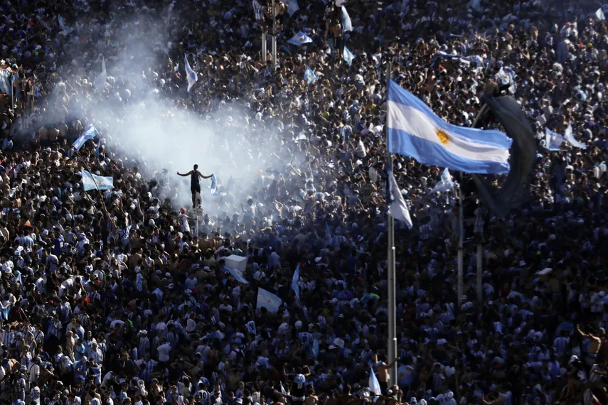 El astro Lionel Messi y sus compañeros de la Selección partieron de Qatar 2022 con su más preciado tesoro, la Copa del Mundo, hacia Argentina, donde millones de compatriotas emocionados los esperan para darles un recibimiento de héroes, en medio de festejos que no cesan.