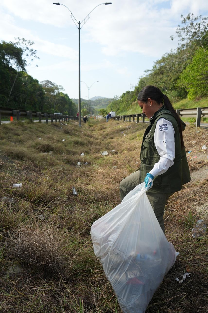 Alcaldía de Arraiján inicia plan de limpieza en la isleta del Puente Centenario