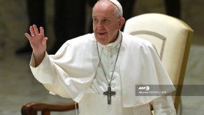 El Papa cambia sus costumbres y saluda a los fieles de lejos