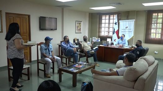 Tras una reunión entre la Gobernación de Chiriquí, la sociedad civil y el representante de Las Lomas, se acordó una mesa de trabajo para debatir los problemas, como carreteras en mal estado, falta de agua y seguridad.