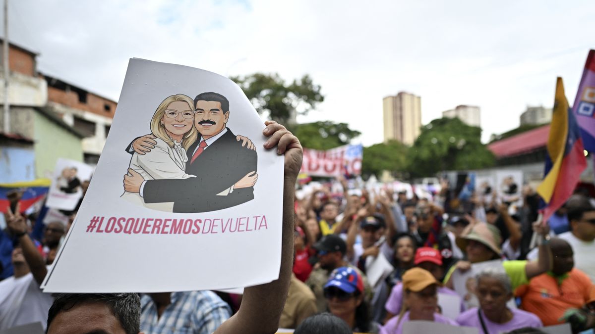 El presidente Donald Trump ordenó el sábado una protección de embargo para los ingresos derivados del petróleo venezolano en Estados Unidos, a una semana del bombardeo que llevó al derrocamiento de Nicolás Maduro. El presidente Donald Trump ordenó el sábado una protección de embargo para los ingresos derivados del petróleo venezolano en Estados Unidos, a una semana del bombardeo que llevó al derrocamiento de Nicolás Maduro.