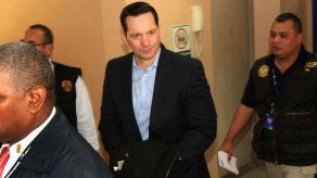 Exministro Ferrufino y su esposa son llamados a juicio