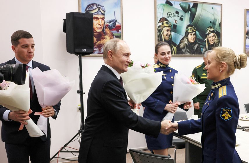 Vladimir Putin rinde homenaje a las mujeres soldado. Vladimir Putin rinde homenaje a las mujeres soldado.
