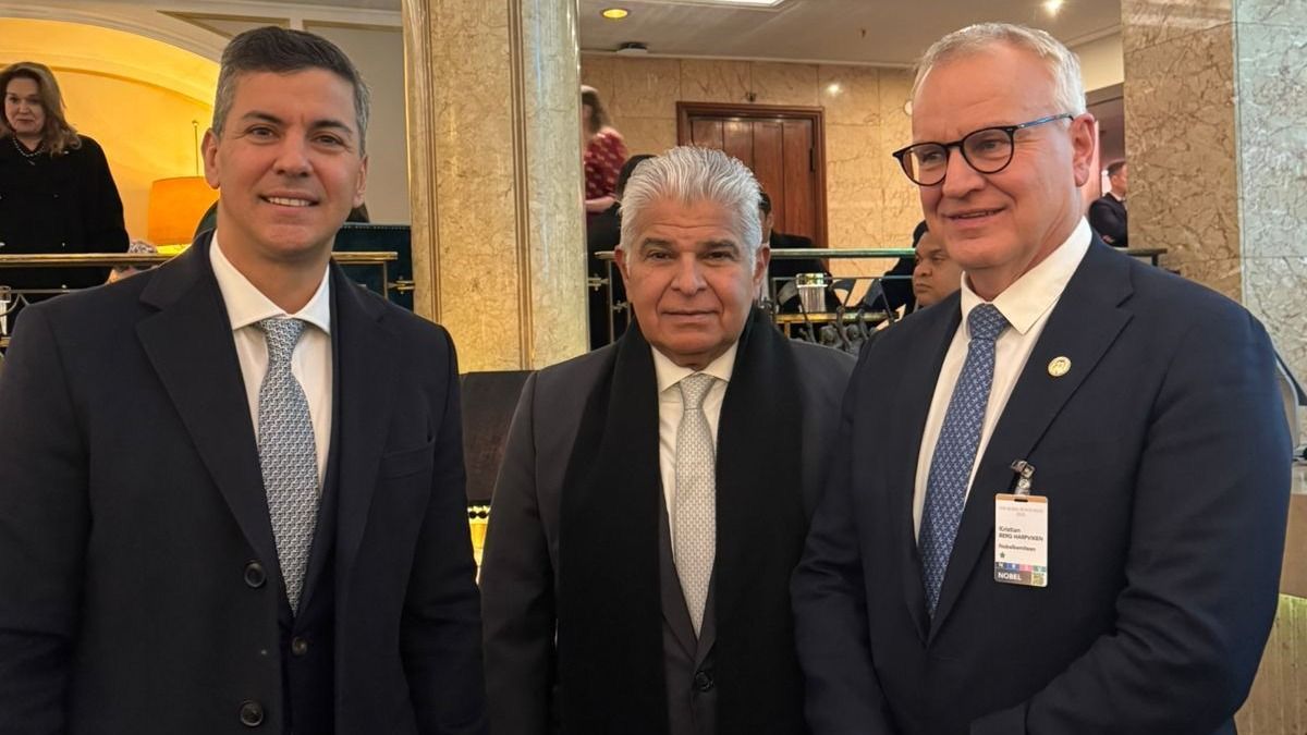 El Presidente de República, José Raúl Mulino, sostuvo hoy en Oslo, Noruega, un encuentro con el Presidente de Paraguay, Santiago Peña, con quien conversó sobre la agenda de la próxima Cumbre del MERCOSUR donde Panamá ya participa como Estado Asociado con la meta de convertirse pronto miembro pleno. El Presidente de República, José Raúl Mulino, sostuvo hoy en Oslo, Noruega, un encuentro con el Presidente de Paraguay, Santiago Peña, con quien conversó sobre la agenda de la próxima Cumbre del MERCOSUR donde Panamá ya participa como Estado Asociado con la meta de convertirse pronto miembro pleno.