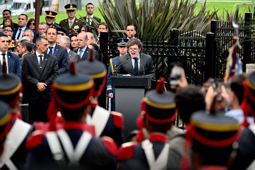 El proyecto ultraliberal del presidente Javier Milei dio un primer paso este martes cuando los diputados votaron a favor de sus reformas para desregular la economía en Argentina, dejando el programa en manos del Senado tras una maratónica sesión que comenzó la víspera. El proyecto ultraliberal del presidente Javier Milei dio un primer paso este martes cuando los diputados votaron a favor de sus reformas para desregular la economía en Argentina, dejando el programa en manos del Senado tras una maratónica sesión que comenzó la víspera.