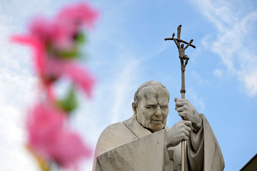 Papa Francisco cumple 28 días ingresado e iguala segunda hospitalización más larga de un papa