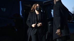 Vicepresidenta de EEUU dice que operarán sin miedo en el estrecho de Taiwán