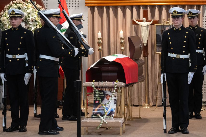 Con una ceremonia religiosa, comenzó este sábado la despedida solemne del expresidente de Perú, Alberto Fujimori, antes de que su cuerpo trasladado al palacio de gobierno donde recibirá honores de Estado, previo a su entierro en Lima. Con una ceremonia religiosa, comenzó este sábado la despedida solemne del expresidente de Perú, Alberto Fujimori, antes de que su cuerpo trasladado al palacio de gobierno donde recibirá honores de Estado, previo a su entierro en Lima.