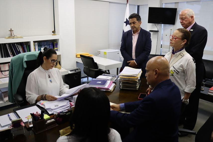 Fiscalía de Cuentas demandada para presionar a Contraloría