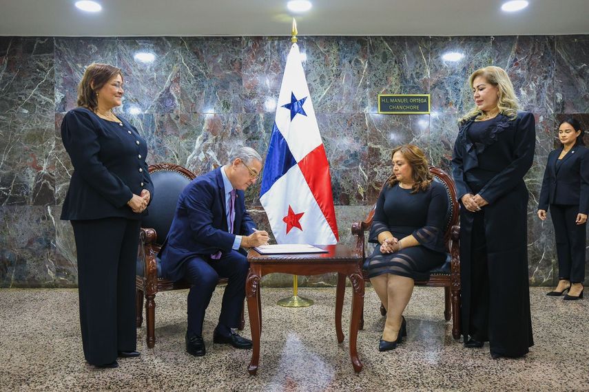 Anel Flores asume como nuevo Contralor General de la República