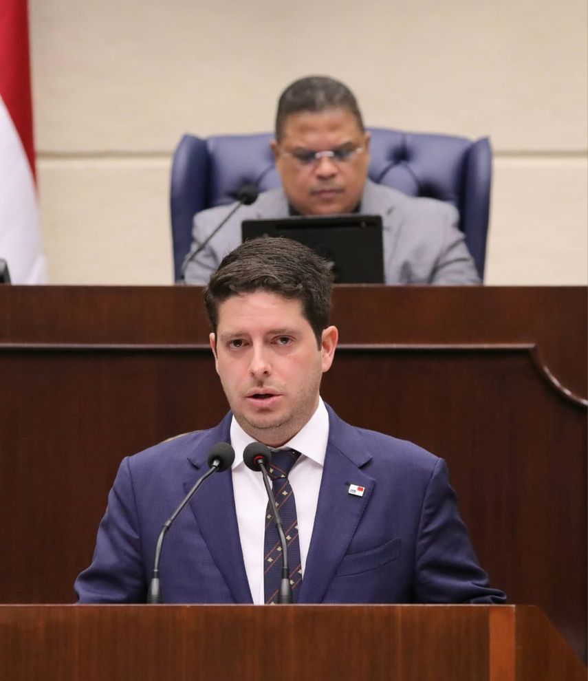 El ministro de Comercio e Industrias (MICI), Federico Alfaro Boyd presentó hoy ante el pleno de la Asamblea Nacional (AN), el documento oficial el Contrato de Concesión con Minera Panamá para su discusión en primer debate. El ministro de Comercio e Industrias (MICI), Federico Alfaro Boyd presentó hoy ante el pleno de la Asamblea Nacional (AN), el documento oficial el Contrato de Concesión con Minera Panamá para su discusión en primer debate.