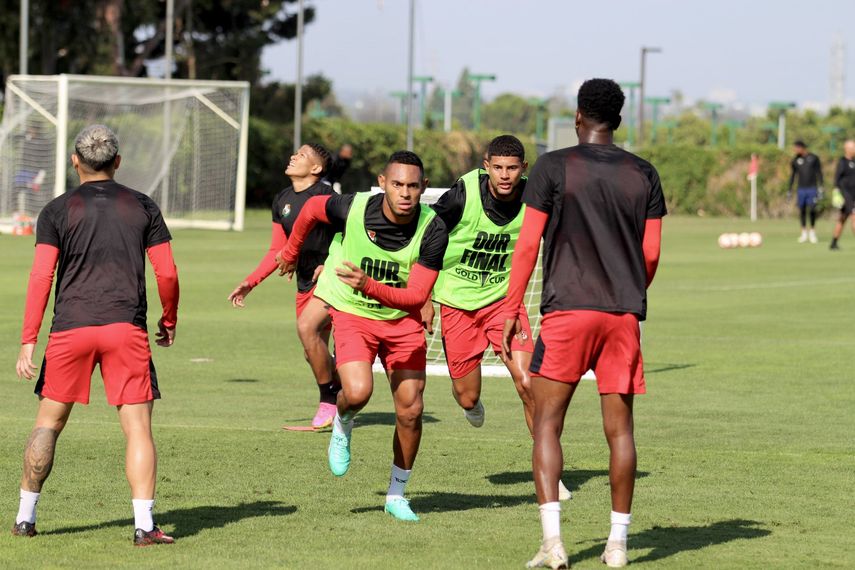 Selección de Panamá llegó al país entre emoción y amargura