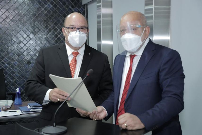 El diputado presidente de la Asamblea Nacional, Crispiano Adames, present&oacute; el anteproyecto de ley mediante el cual se crea la tarjeta electr&oacute;nica de vacunaci&oacute;n covid-19.