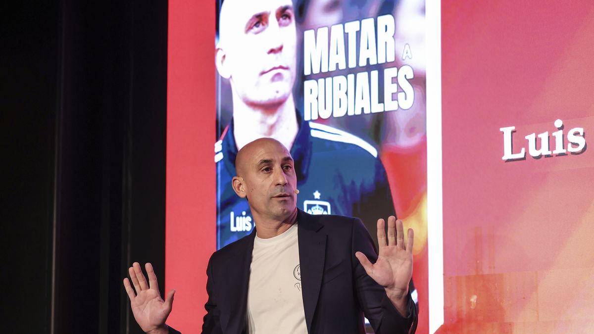 El expresidente de la Federación Española de Fútbol (RFEF), Luis Rubiales, condenado por agresión sexual por su beso forzado a la jugadora Jenni Hermoso, fue atacado con huevos este jueves durante el lanzamiento de su libro en Madrid. El expresidente de la Federación Española de Fútbol (RFEF), Luis Rubiales, condenado por agresión sexual por su beso forzado a la jugadora Jenni Hermoso, fue atacado con huevos este jueves durante el lanzamiento de su libro en Madrid.