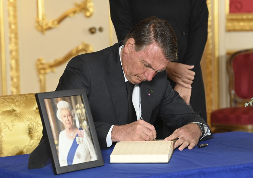 El presidente de Brasil, Jair Bolsonaro, fue recibido por el Rey Carlos III para el funeral de la reina Isabel II.