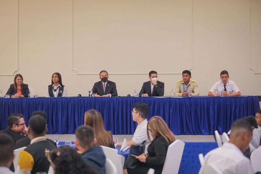 El presidente Laurentino Nito Cortizo felicitó a los diputados juveniles, principales y suplentes, ante los cuales hizo un repaso de las circunstancias enfrentadas por el Gobierno Nacional a raíz de la pandemia de Covid-19, dos huracanes y los efectos de la guerra Rusia-Ucrania.