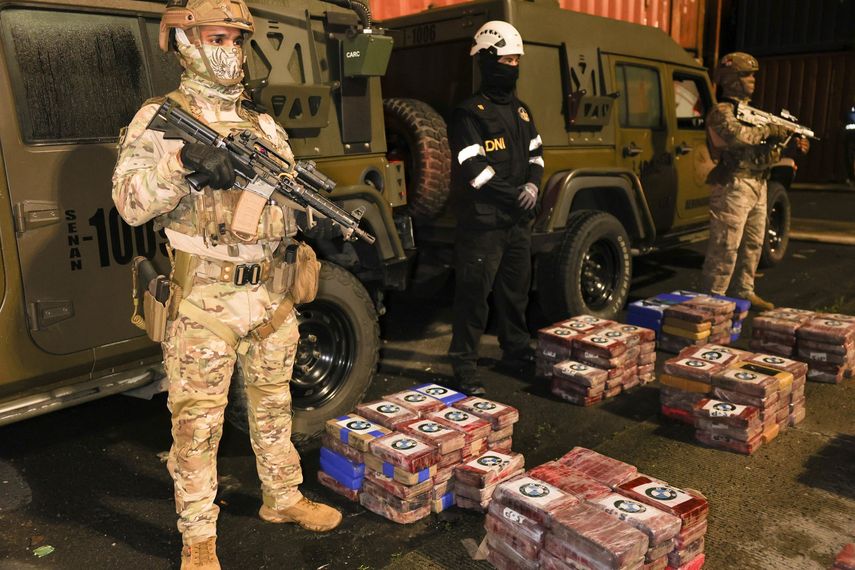 El presidente panameño, José Raúl Mulino, dijo este jueves estar "sumamente alarmado" por el creciente paso de cocaína por el país producto del auge de la oferta del alcaloide, y aseguró que su Gobierno hace "lo que se puede" para enfrentar al narcotráfico. El presidente panameño, José Raúl Mulino, dijo este jueves estar "sumamente alarmado" por el creciente paso de cocaína por el país producto del auge de la oferta del alcaloide, y aseguró que su Gobierno hace "lo que se puede" para enfrentar al narcotráfico.