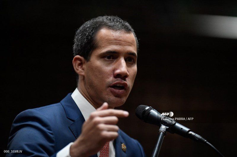 Venezuela suspende operaciones de aerolínea por caso relacionado con Guaidó