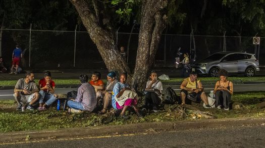 Adrenalina, vigilancia y pacientes en las calles por el terremoto de magnitud 7,5 Adrenalina, vigilancia y pacientes en las calles por el terremoto de magnitud 7,5