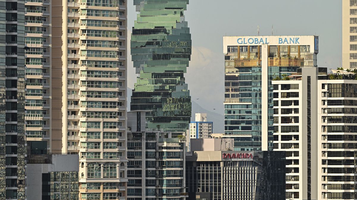 El Gobierno de la República de Panamá, a través del Ministerio de Economía y Finanzas (MEF), anunció el inicio de una operación para recomprar parte de la deuda que el país mantiene en bonos internacionales. El Gobierno de la República de Panamá, a través del Ministerio de Economía y Finanzas (MEF), anunció el inicio de una operación para recomprar parte de la deuda que el país mantiene en bonos internacionales.