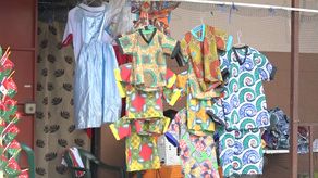 Muchos grupos de centros educativos, funcionarios públicos y personas optan por adquirir los diseños de estos artesanos y pequeños comerciantes en Chiriquí.