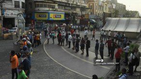 Largas filas en reapertura de tiendas de bebidas alcohólicas en India