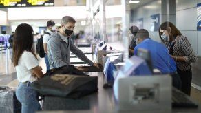 Indispensable que viajeros presenten prueba de COVID-19