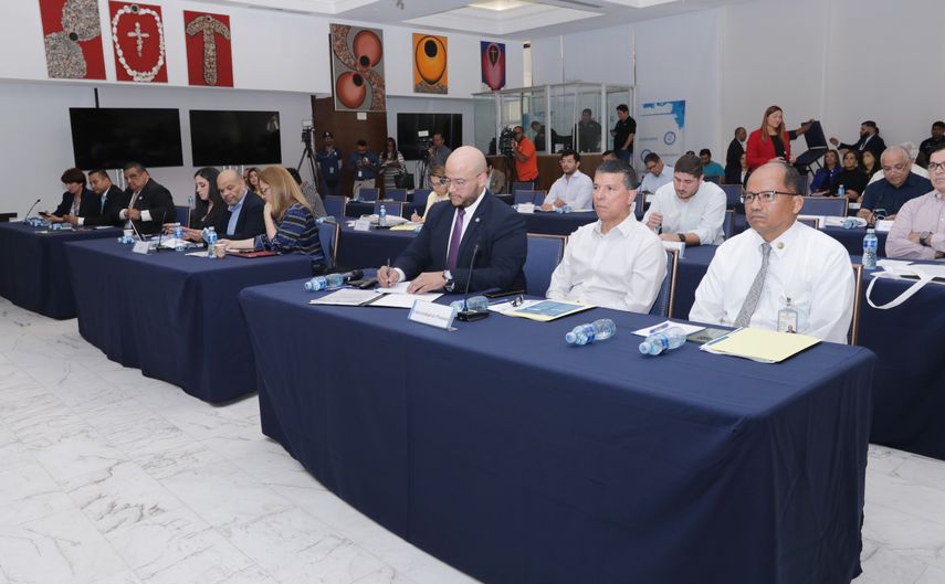 El Tribunal Electoral reglamentará la celebración de tres debates electorales presidenciales televisados, que serán transmitidos durante los meses de febrero, marzo y abril de este año, en cumplimiento del artículo 275 del Código Electoral. El Tribunal Electoral reglamentará la celebración de tres debates electorales presidenciales televisados, que serán transmitidos durante los meses de febrero, marzo y abril de este año, en cumplimiento del artículo 275 del Código Electoral.