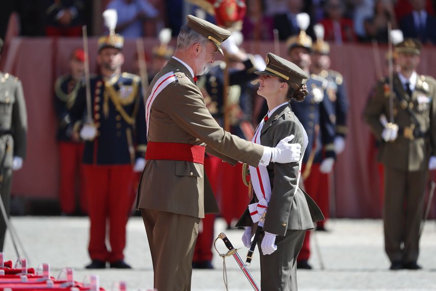 Princesa Leonor acaba su formación militar en Zaragoza, España