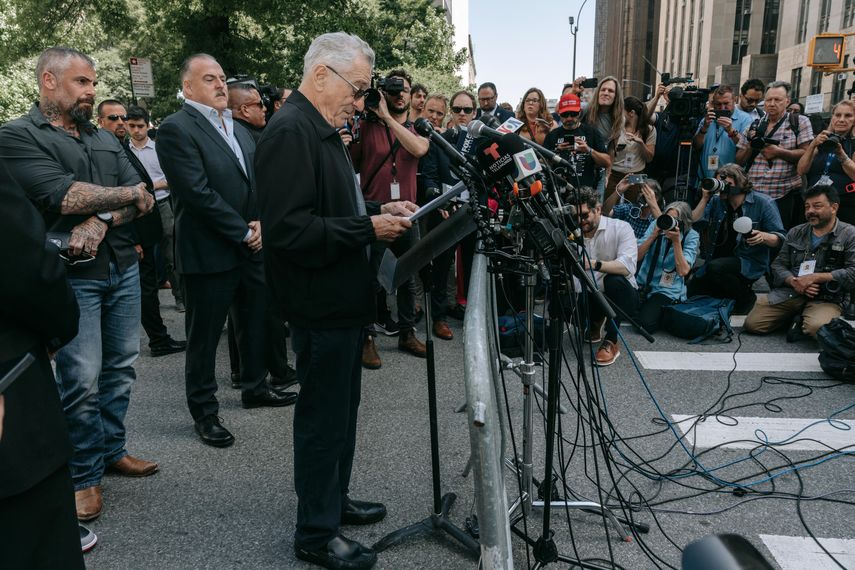 Robert De Niro califica a Trump de payaso frente a tribunal y pide votar por Biden