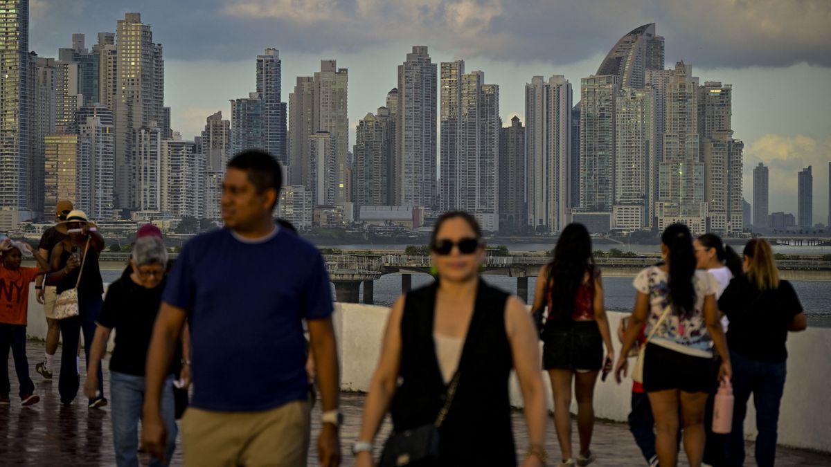 La inflación en Panamá registró una variación mensual del 0,1 % en diciembre de 2025, impulsada por la subida de los precios en sectores como alimentos y bebidas no alcohólicas, servicios públicos y comunicaciones, lo que dejó la tasa del año en -0,2 %, informó este viernes el Instituto Nacional de Estadísticas y Censo (Inec). La inflación en Panamá registró una variación mensual del 0,1 % en diciembre de 2025, impulsada por la subida de los precios en sectores como alimentos y bebidas no alcohólicas, servicios públicos y comunicaciones, lo que dejó la tasa del año en -0,2 %, informó este viernes el Instituto Nacional de Estadísticas y Censo (Inec).