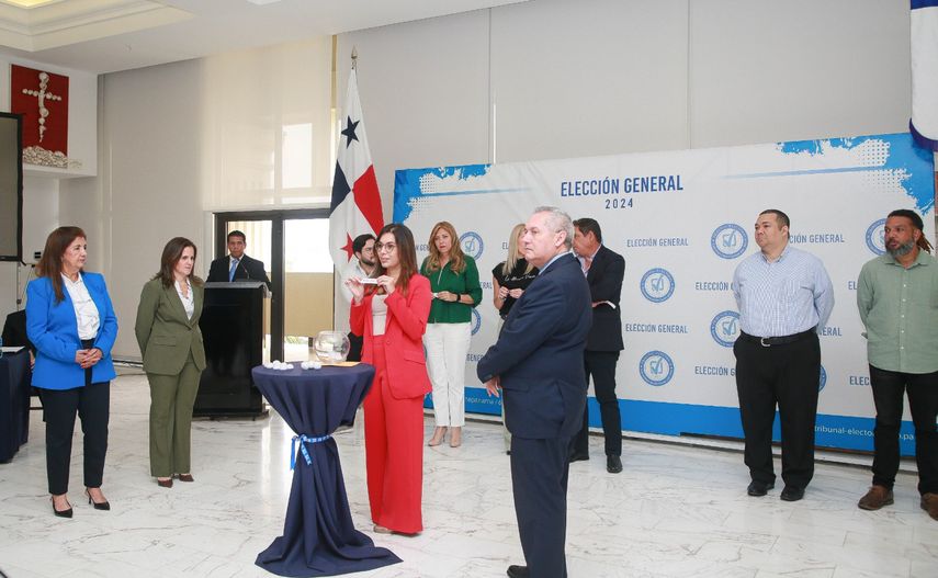 Este miércoles 10 de abril, en presencia del Pleno del Tribunal Electoral (TE), representantes de los partidos políticos y candidatos por libre postulación, se realizó el sorteo del orden de intervenciones para el tercer y último debate presidencial televisivo. Este miércoles 10 de abril, en presencia del Pleno del Tribunal Electoral (TE), representantes de los partidos políticos y candidatos por libre postulación, se realizó el sorteo del orden de intervenciones para el tercer y último debate presidencial televisivo.