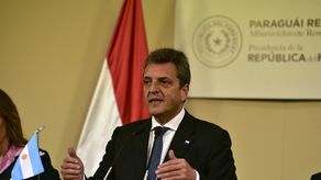 Argentina anuncia medidas para tratar de mitigar la devaluación y la elevada inflación