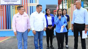 La presidenta encargada de Venezuela, Delcy Rodríguez, reiteró este lunes que está al frente del Ejecutivo venezolano, luego de que el mandatario de Estados Unidos, Donald Trump, publicara este domingo una imagen manipulada de su perfil en Wikipedia, en la que se atribuye el cargo de presidente interino de Venezuela en enero de 2026.&nbsp;