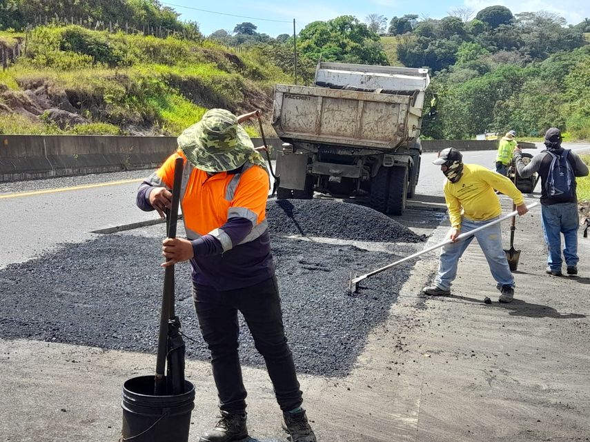 MOP: Más de 80 toneladas de asfalto para la Panamericana del oriente al occidente chiricano