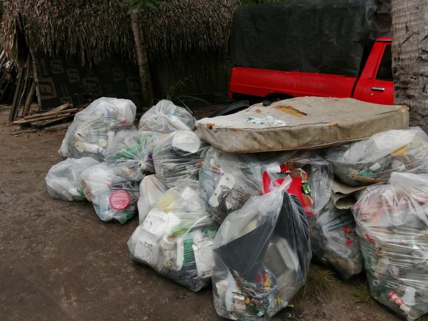 Voluntarios y funcionarios de MiAmbiente se retiraron 10 mil 630 libras de desechos en una jornada de limpieza de playas y manglares en diversas zonas.