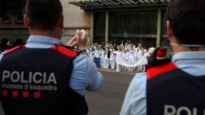 Homenaje de doctores a enfermeros y auxiliares en las UCI de España