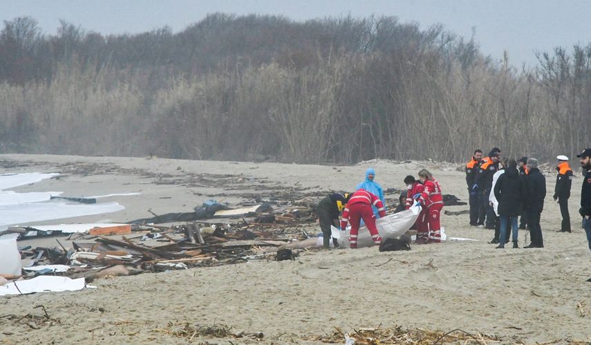 Más de 40 migrantes, entre ellos un bebé de pocos meses, murieron a raíz del naufragio de su embarcación frente a la costa italiana.